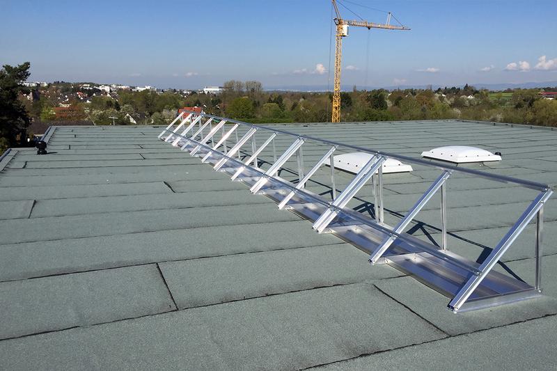 Auf dem Dach von Ars Vivendi Alter Berg werden die Halterungen für die Solarkollektoren angebracht